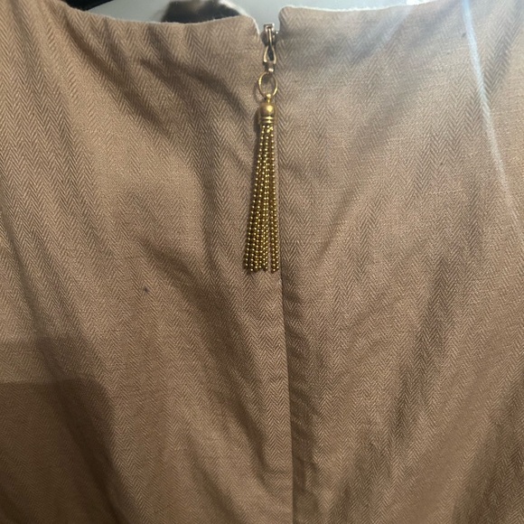 Ivanka Trump Elegant Linen Dress with Button Accents - Picture 4 of 5